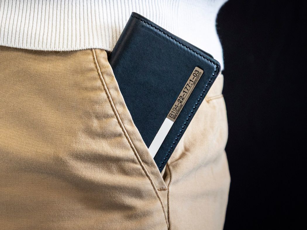 B194 Carbon Wallet